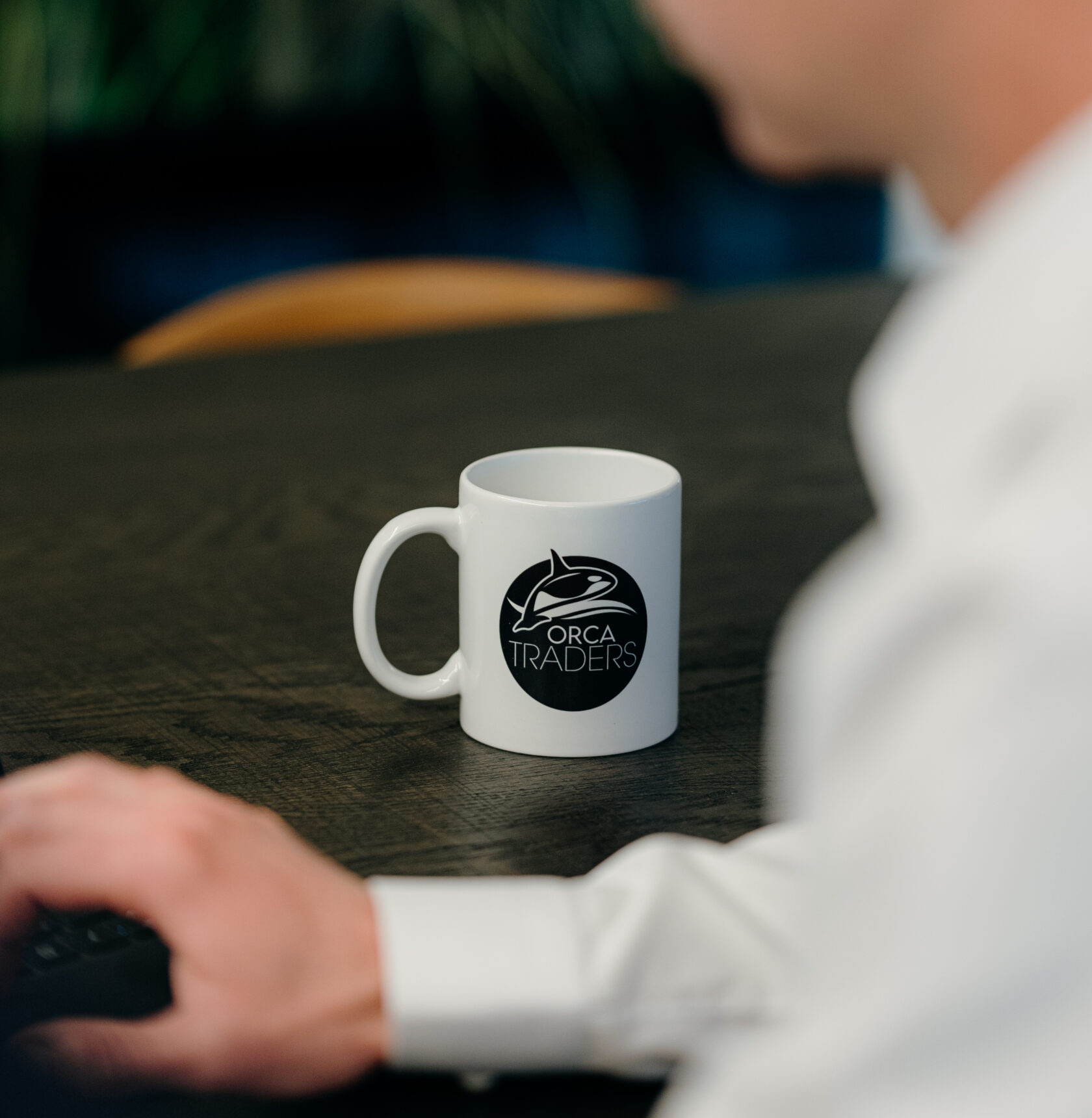 Koffiemok met Orca Traders logo